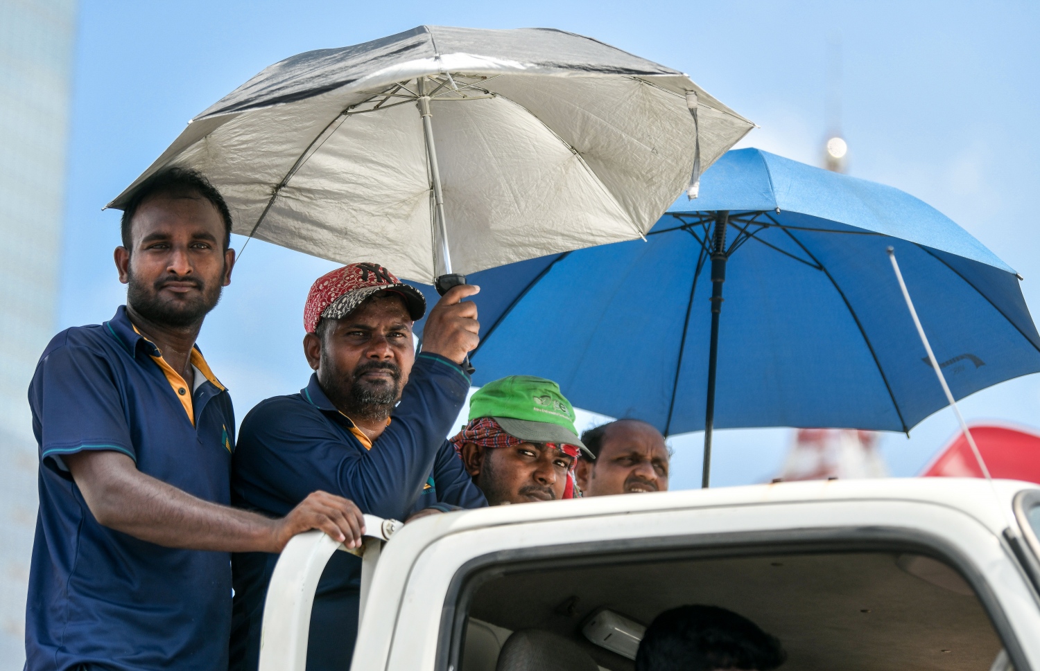 ޓީޖެޓީ ސަރަހައްދުގައި މުދާ އަރުވަން މަޑުކޮއްގެން އޮތް ޕިކަޕެއްގައި ތިބި ބިދޭސީން ހޫނުގަދަކަމުން ކުޑަ ނަގައިގެން.-- ފޮޓޯ: ފަޔާޒު މޫސާ | މިހާރު