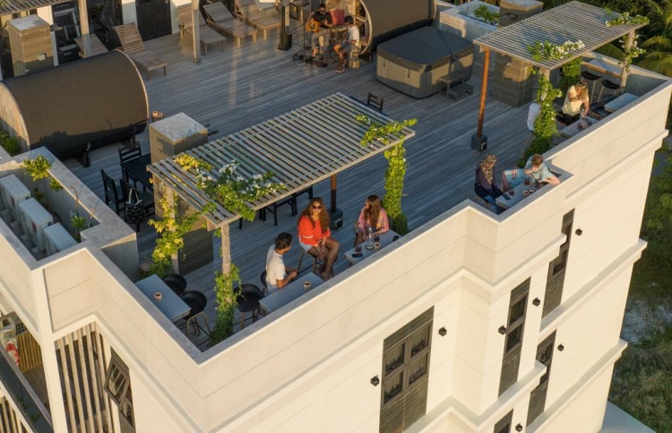 އެޓްރެކްޒިސް ހޮޓެލްގެ ރޫފްޓޮޕް. -- ފޮޓޯ: އެޓްރެކްޒިސް