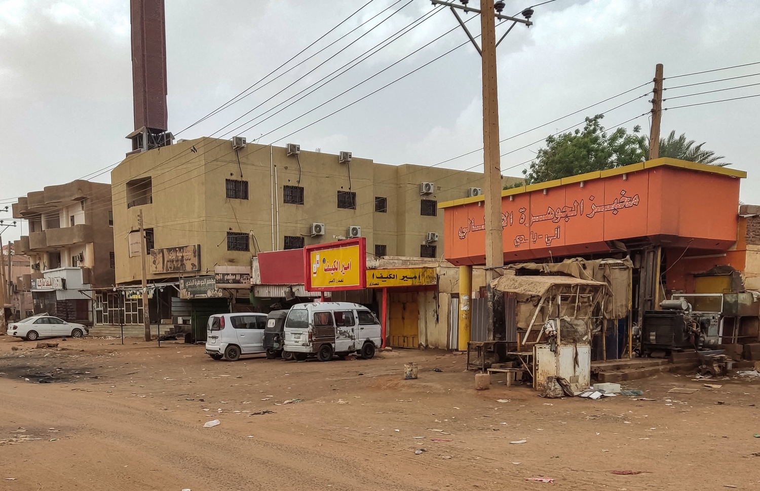 އެޕްރީލް 24، 2023؛ ސޫދާންގައި މިހާރު ފެށިފައިވާ ދާޚިލީ ހަނގުރާމައިގެ ސަބަބުން، ވެރިރަށް ޚަރްތޫމްގެ ފިހާރަތަކާއި ބޭކަރީތައް ބަންދުކޮށްފައި. --އޭއެފްޕީ