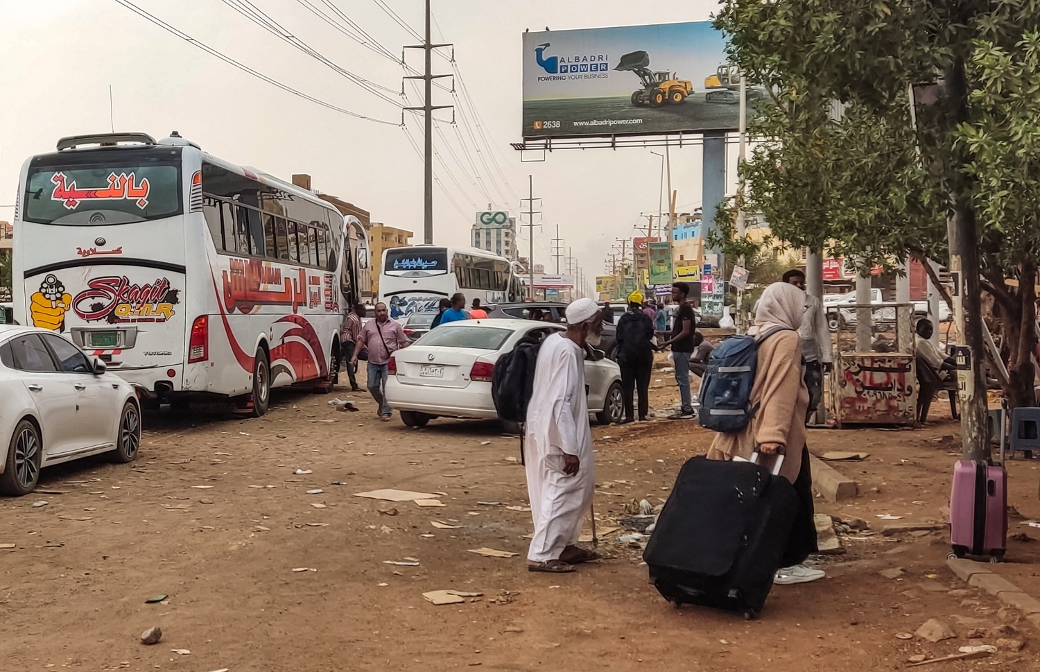 އެޕްރީލް 24، 2023؛ ސޫދާންގައި މިހާރު ފެށިފައިވާ ދާޚިލީ ހަނގުރާމައިގެ ސަބަބުން، ވެރިރަށް ޚަރްތޫމްގައި އުޅޭ ބައެއް މީހުން އެ ރަށުން ފައިބައިގެން ދިއުމަށްޓަކައި އެއްގަމު އުޅަނދުތަކަށް އަރަނީ. --އޭއެފްޕީ