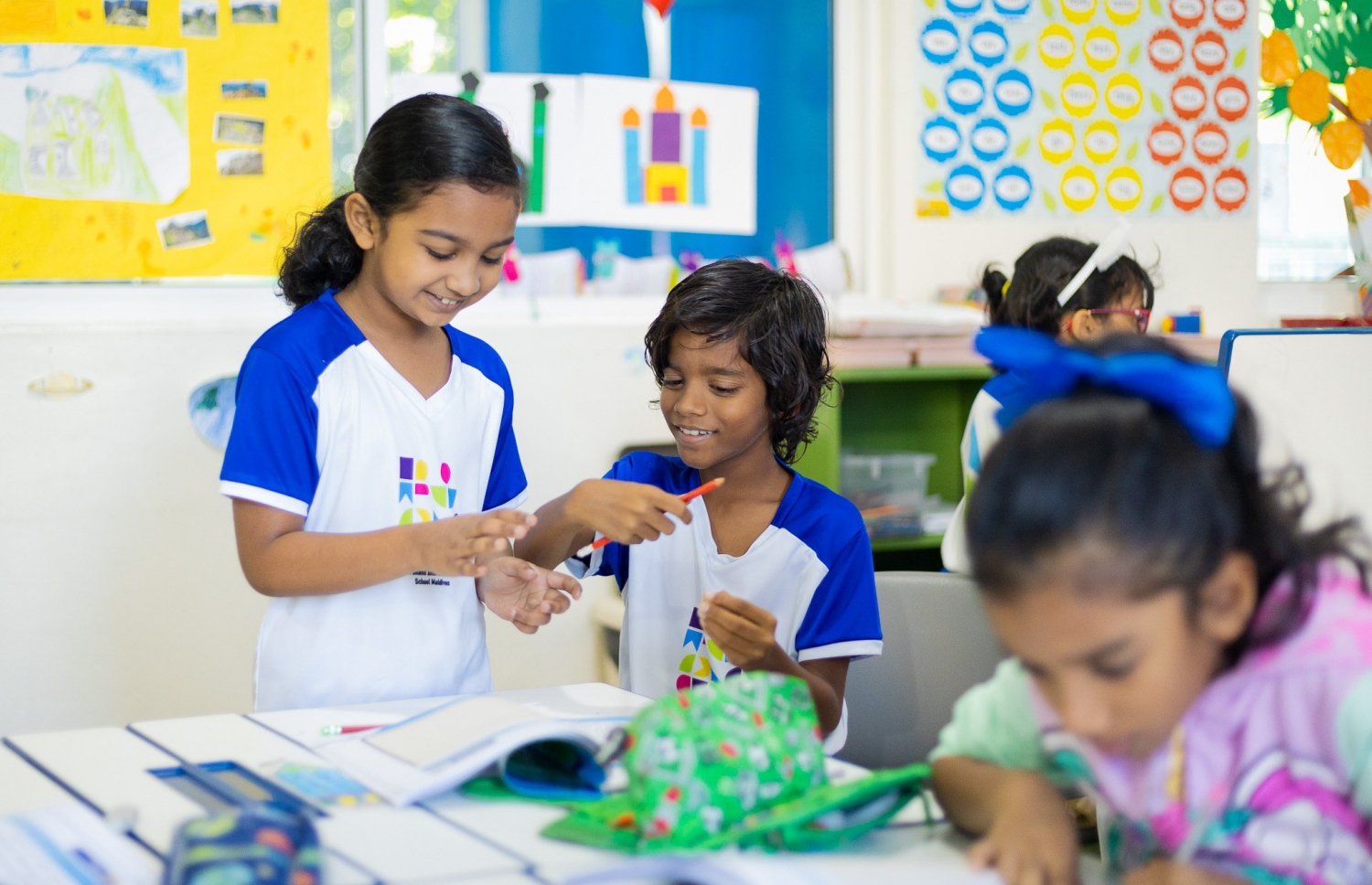 ފިންލެންޑް ސްކޫލުގެ ދަރިވަރުންތަކެއް ކްލާސްރޫމުގައި. -- ފޮޓޯ: އައިލެންޑާސް އެޑިއުކޭޝަން