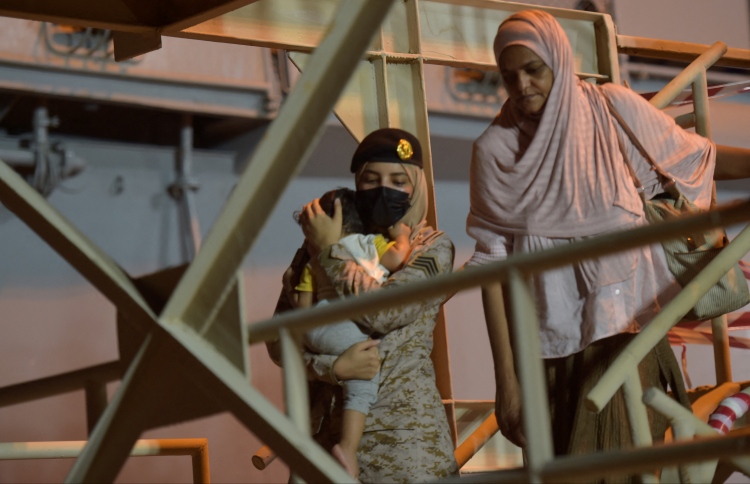 ސައޫދީ އަންހެން ސިފައިންގެ މީހާއަށް ތައުރީފާއި ޝުކުރު