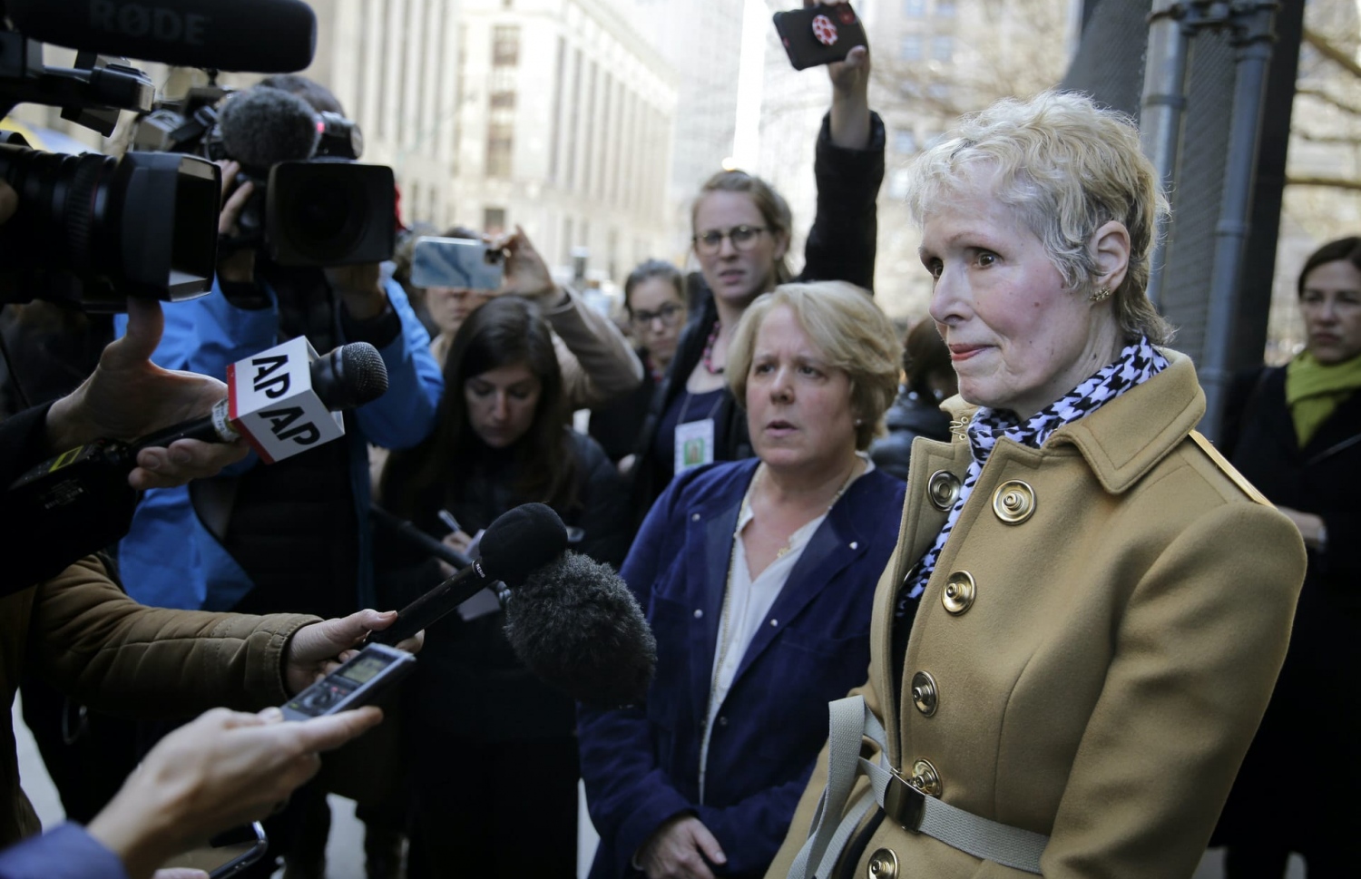 މާޗް 4، 2023: އެމެރިކާގެ ކުރީގެ ކޮލަމިސްޓް އީ ޖޭނަ ކެރޯލް އޭނާގެ ގާނޫނީ ވަކީލުންނާ އެކު ނޫސްވެރިންނާ ބައްދަލުކުރައްވައި، ޓްރަމްޕުގެ ފަރާތުން ކުރިމަތިވި ޖިންސީ ގޯނާގެ ވާހަކަތައް ކިޔައިދެނީ.