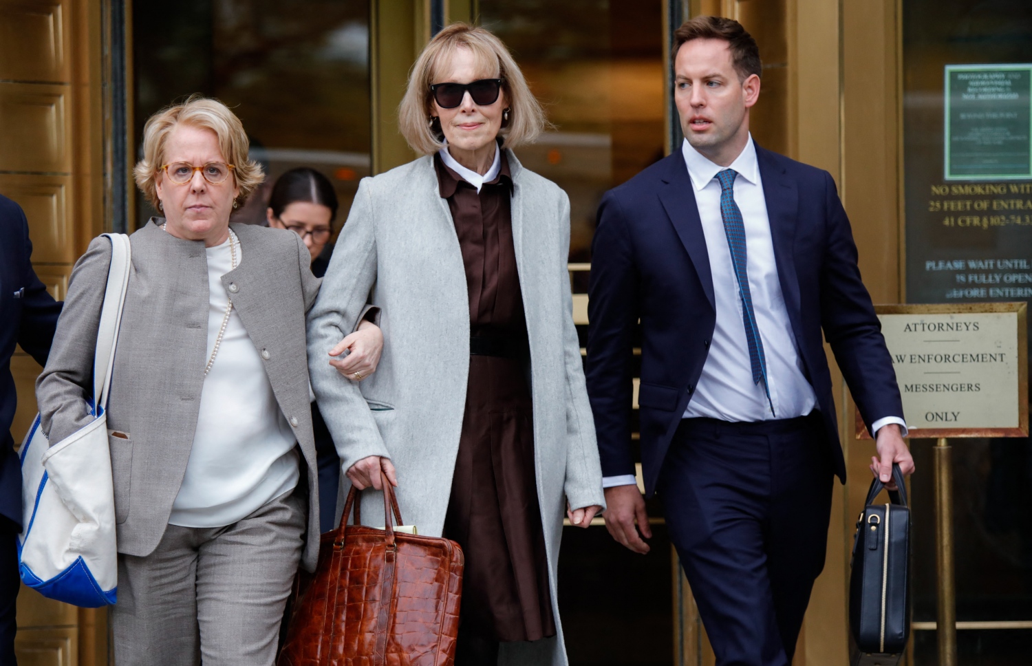 އެޕްރީލް 25، 2023؛ އެމެރިކާގެ އެލް މަޖައްލާގެ ކުރީގެ ކޮލަމިސްޓެއް ކަމަށްވާ އީ ޖޭން ކެރޯލް، 79 (މ)، އެމެރިކާގެ ކުރީގެ ރައީސް ޑޮނަލްޑް ޓްރަމްޕާ ދެކޮޅަށް ހުށަހަޅާފައިވާ ރޭޕްގެ ދައުވާގެ އަޑުއެހުމަށް މެންހަޓަންގެ ފެޑެރަލް ކޯޓަށް ހާޒިރުވުމަށް ފަހު އޭނާގެ ވަކީލުންނާއެކު ކޯޓުން ނުކުންނަނީ. --އޭއެފްޕީ