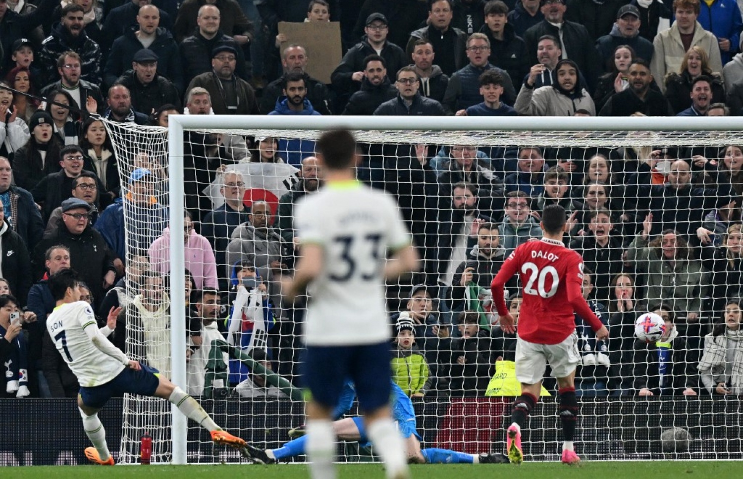 ސޮން (ވ)، ޓޮޓެންހަމުން އެއްވަރުކުރި ލަނޑު ޖަހަނީ.-- ފޮޓޯ: އޭއެފްޕީ