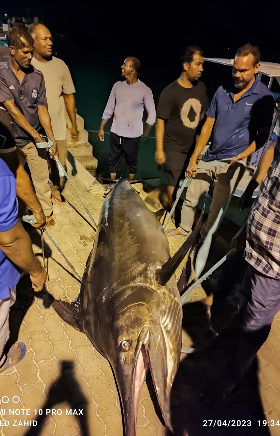 ހުސެއިން ބޭނި ހިބަރު ރަށަށް އަރުވަނީ.