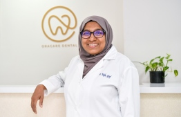 ޑރ. ނާއިފާ ޑެންޓިސްޓްރީގައި 27 އަހަރު މަސައްކަތްކުރެއްވުމަށް ފަހު ހުޅުވި ކްލިނިކުގައި މަޑުކޮށްލައްވައގެން. -- ފޮޓޯ: ފަޔާޒް މޫސާ | މިހާރު