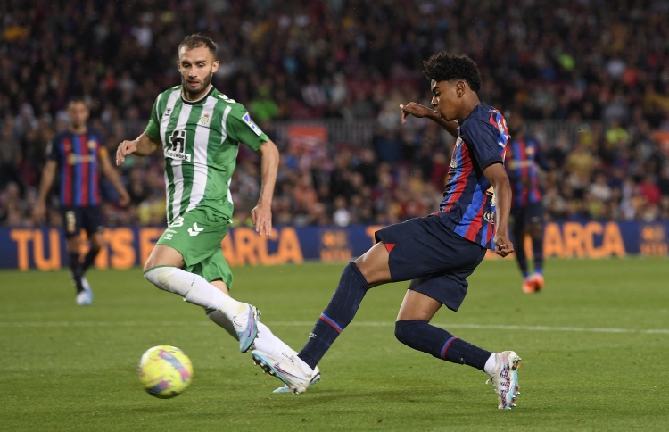 15 އަހަރުގެ ޔަމާލްއާ މެސީއާ ޒަވީ އަޅާކިޔައިފި