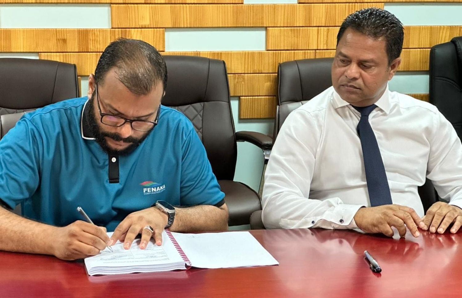 އައިސްޕްލާންޓް ސަޕްލައިކޮށް އިންސްޓޯލް ކޮށްދިނުމުގެ މަސައްކަތުގެ އެއްބަސްވުމުގައި ސޮއިކުރުމަށް ބޭއްވި ރަސްމިއްޔާތުގަައި ފެނަކައިގެ އެމްޑީ ބައިވެރިވަނީ.-- ފޮޓޯ: ފިޝަރީޒް މިނިސްޓްރީ