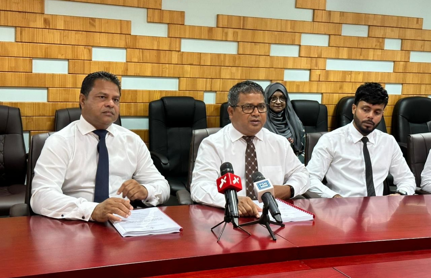އައިސްޕްލާންޓް ސަޕްލައިކޮށް އިންސްޓޯލް ކޮށްދިނުމުގެ މަސައްކަތުގެ އެއްބަސްވުމުގައި ސޮއިކުރުމަށް ބޭއްވި ރަސްމިއްޔާތުގަައި ފިޝަރީޒް މިނިސްޓަރާއި ފެނަކައިގެ އެމްޑީ ބައިވެރިވަނީ.-- ފޮޓޯ: ފިޝަރީޒް މިނިސްޓްރީ
