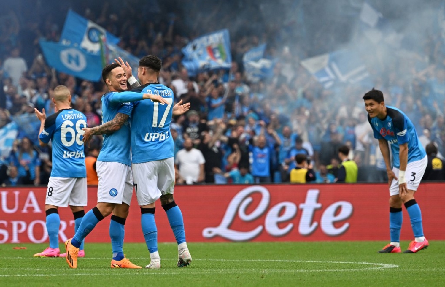 ނަޕޯލީ އިން ލީޑު ނެގުމަށް ފަހު ރަޕްސަޑޯދީ އާއި އޮލިވޭރާ އުފާފާޅު ކުރަނީ.-- ފޮޓޯ: އޭއެފްޕީ