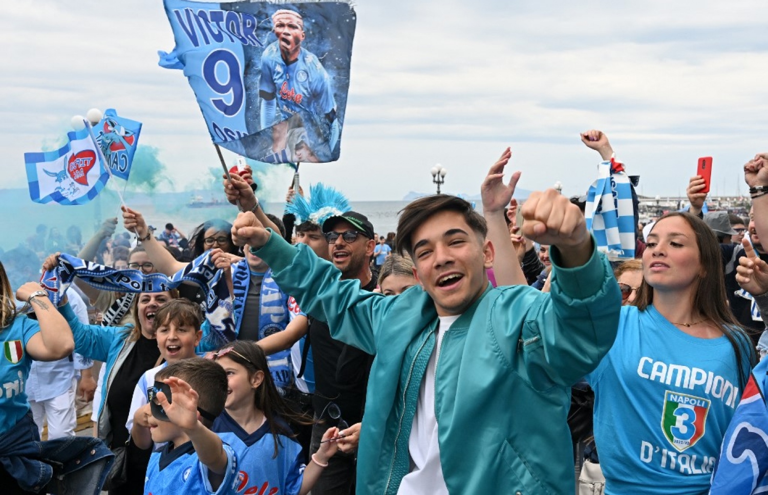 މެޗު ކުޅުނު ވަގުތު ނޭޕްލްސް ސިޓީގައި ކުރިއަށް ދިޔަ އުފާފާޅު ކުރުމުގެ ތެރެއިން.-- ފޮޓޯ: އޭއެފްޕީ