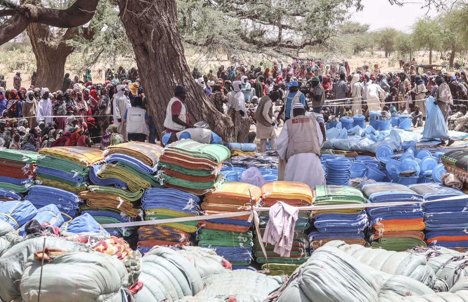 މެއި 1، 2023؛ ދާޚިލީ ހަނގުރާމައިގެ ސަބަބުން ސޫދާން ދޫކޮށް ރެފިއުޖީންގެ ގޮތުގައި އަވައްޓެރި ޗާޑަށް އެތެރެވި ސޫދާންގެ ރައްޔިތުންތަކަކަށް، ޔުނިސެފުން އެހީތެރިކަމުގެ ތަކެތި ބަހަން ތައްޔާރުވެފައި. --އޭއެފްޕީ