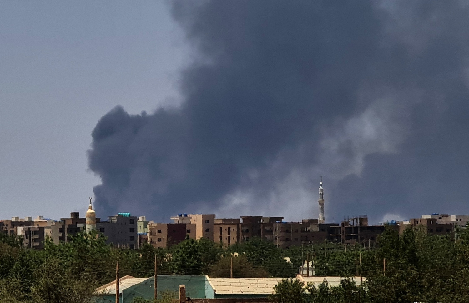 މެއި 1، 2023؛ ސޫދާންގައި ހިނގަމުންދާ ދާޚިލީ ހަނގުރާމައިގައި އެ ގައުމުގެ ވެރިރަށް ޚަރްތޫމުގައި ހުރި އިމާރާތެއްގައި ރޯވެ ދުން އަރަނީ. --އޭއެފްޕީ