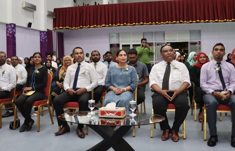 ޓީޗިން ލައިސަންސް ގަވައިދަށް ދެ ފަހަރަކު ލަފާ ދިނިން