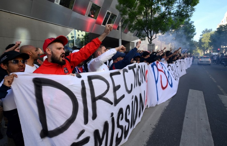 މެސީ އާއި ނޭމާއާ ދެކޮޅަށް މަގުމައްޗަށް ނުކުމެއްޖެ