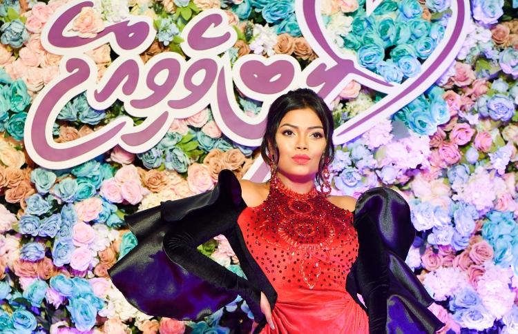 ފިލްމް "ލޯބިވެވިއްޖެ" ޕްރިމިއާ ހަފްލާގައި ފިލްމީ ތަރި މަރިޔަމް އައްޒަ ފޮޓޯއަކަށް ހުއްޓިގެން.-- ފޮޓޯ: ނިޝާން އަލީ | މިހާރު