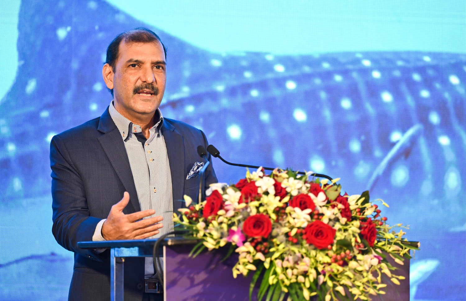 އެމެރިކަން އެކްސްޕްރެސްގެ ޑިރެކްޓާ، ހެޑް އޮފް ގްލޯބަލް ނެޓްވޯކް ކުރުޝް ތަސްތޫރު މިރޭގެ ރަސްމިއްޔާތުގައި ވާހަކަ ދައްކަވަނީ.---ފޮޓޯ: ފަޔާޒު މޫސާ| މިހާރު