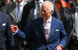 Britain's King Charles III leaves after speaking to well-wishers on The Mall near to Buckingham Palace in central London, on May 5, 2023, ahead of the coronation weekend. -- Photo: Sebastien Bozon/ AFP