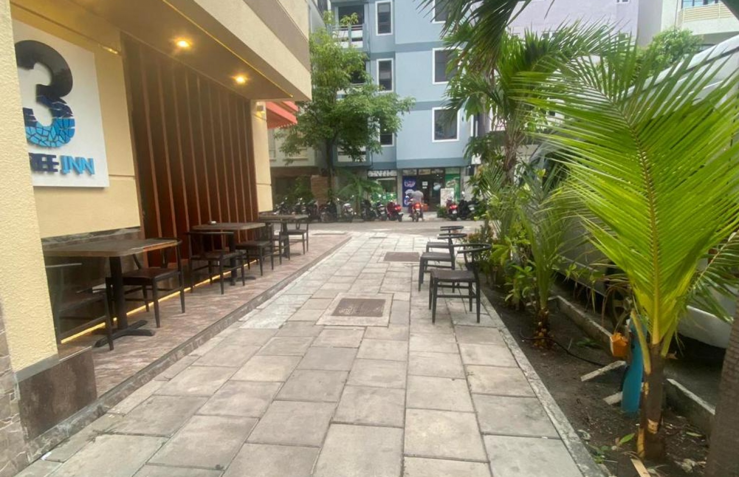 ހުޅުމާލޭގެ ކެފޭއެއްގެ ބޭރުން ޕޭވްމަންޓްމަތީގައި ގޮނޑި އާއި މޭޒު އަތުރާފައި.---ފޮޓޯ: އާބަންކޯ