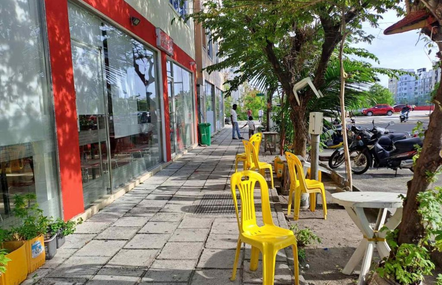 ހުޅުމާލޭގެ ކެފޭއެއްގެ ބޭރުން ޕޭވްމަންޓްމަތީގައި ގޮނޑިތައް ބަހައްޓާފައި: މިއީ ފެށުނީއްސުރެ މަނާކަމަކަށް ވިޔަސް ހުއްޓުވަން މާ ބޮޑު ސަމާލުކަމެއް ނުދެވޭ.---ފޮޓޯ: އާބަންކޯ