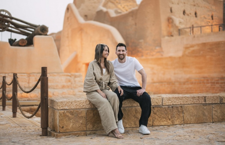 ސަސްޕެންޝަނާ ގުޅިގެން މެސީ މާފަށް އެދެފި