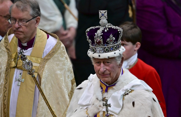 އިއްޒަތާއި ގަދަރާ އެކު ޗާލްސް އިނގިރޭސި ރަސްކަމަށް