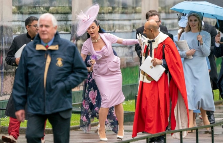 ޝާހީ ހަފްލާގައި ކޭޓީ އުޅުނު ގޮތް މީމް އަކަށް