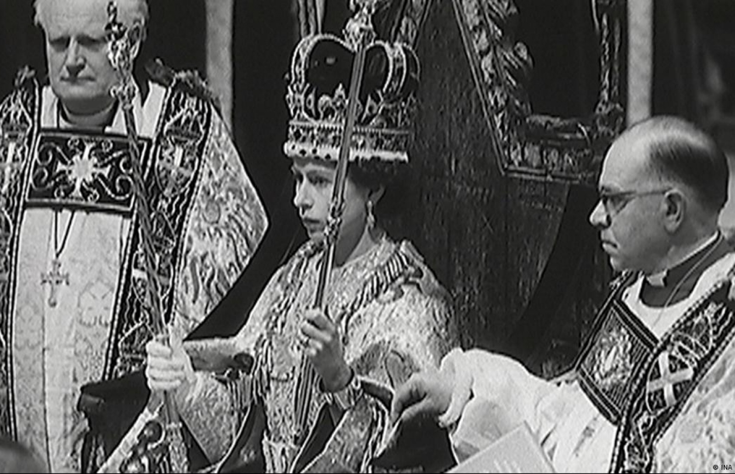 ސްޓޯން އޮފް ޑެސްޓިނީ (މިންވަރުފުޅުގެ ހިލަކޮޅު)ގެ ނަމުން މަޝްހޫރުވެފައިވާ ހިލަ ހިމެނޭ ގޮތަށް ތައްޔާރުކޮށްފައިވާ، ރަސްގެފާނު އެޑްވަޑްގެ ތަޚުތުގައި އިށީނދެވަޑައިގެން އިންނަވައި، އިނގިރޭސި ރާނީ އެލިޒަބަތު ދޭއް، އިނގިރޭސި ރަސްކަމުގެ ތަމްޒުތަކާ ހަވާލުވެވަޑައިގަންނަވަނީ. --އޭއެފްޕީ