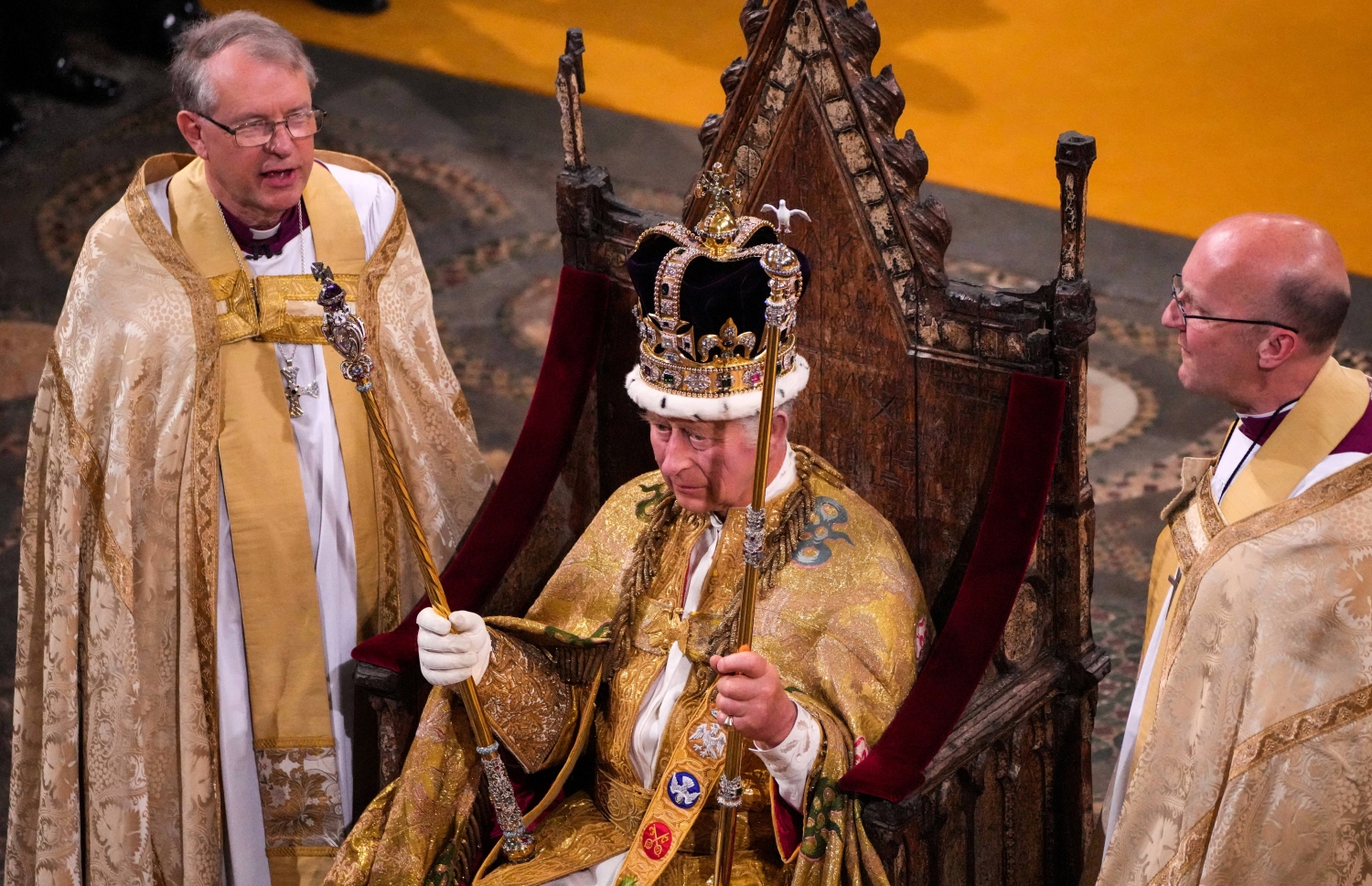 6 މެއި 2023؛ ސްޓޯން އޮފް ޑެސްޓިނީ (މިންވަރުފުޅުގެ ހިލަކޮޅު)ގެ ނަމުން މަޝްހޫރުވެފައިވާ ހިލަ ހިމެނޭ ގޮތަށް ތައްޔާރުކޮށްފައިވާ، ރަސްގެފާނު އެޑްވަޑްގެ ނަމުން ނަން ދެވިފައިވާ ތަޚުތުގައި އިށީނދެވަޑައިގެން އިންނަވައި، އިނގިރޭސި ރަސްގެފާނު ޗާލްސް ތިނެއް، އިނގިރޭސި ރަސްކަމުގެ ތަމްޒުތަކާ ހަވާލުވެވަޑައިގަންނަވަނީ. --އޭއެފްޕީ