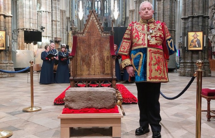 އިނގިރޭސި ތަޚުތުގެ ދަށުގައި ކޮން ހިލަގަނޑެއް؟