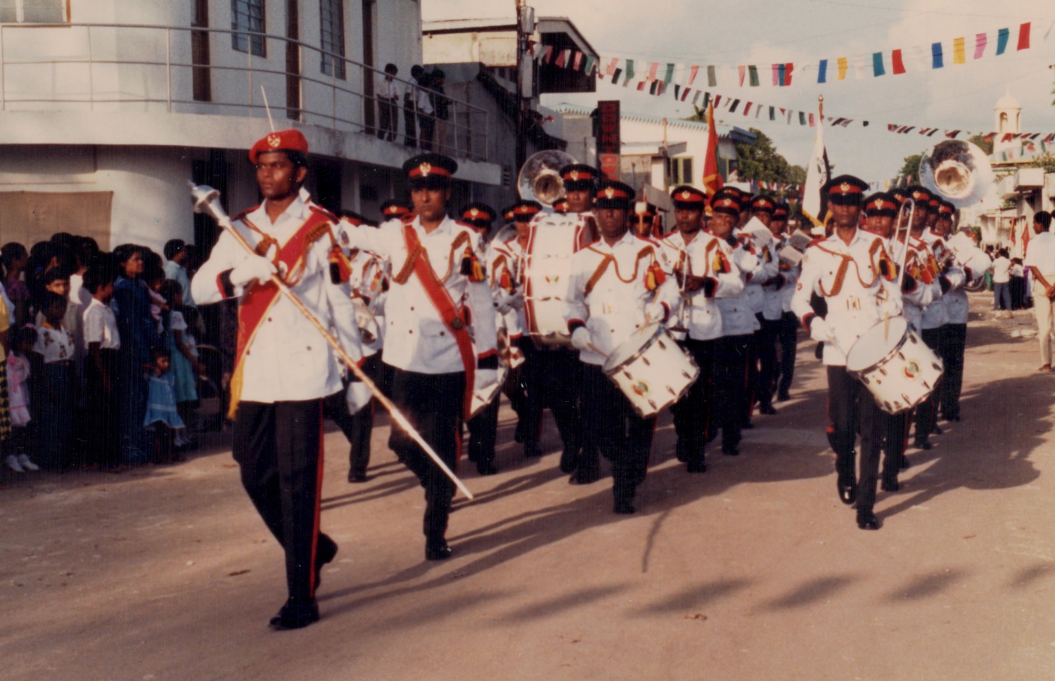 ރަޝީދު ސިފައިންގޭގައި އުޅުއްވި ދުވަސްވަރު ސިފައިންގެ ބޭންޑާ އެކު ރޫޓްމާޗެއްގައި: އޭރު އޭނާއަކީ ސިފައިންގެ ބޭންޑްގެ ލީޑަރު