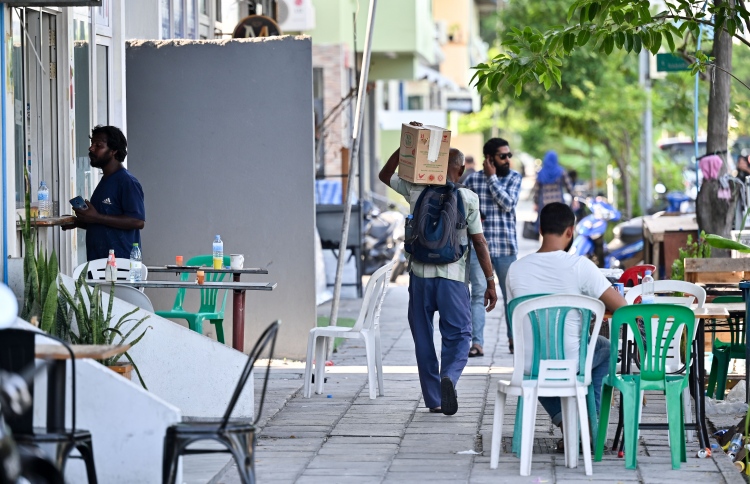 ދުވާރުގައި ބަހައްޓާފައިވާ ގޮނޑި/މޭޒު ނަގަން އަންގައިފި