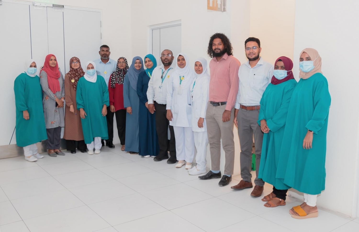 ތިނަދޫ ހޮސްޕިޓަލުގެ ބައެއް ސްޓާފުން އެ ހޮސްޕިޓަލުގައި ކީމޯގެ ހިދުމަތް ފެށުމަށް ބޭއްވި ރަސްމިއްޔާތުގައި.-- ފޮޓޯ: ތިނަދޫ ހޮސްޕިޓަލް