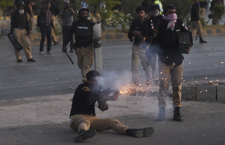 އިމްރާން ޚާން ހައްޔަރުކުރުމުން ބޮޑެތި މުޒާހަރާތައް