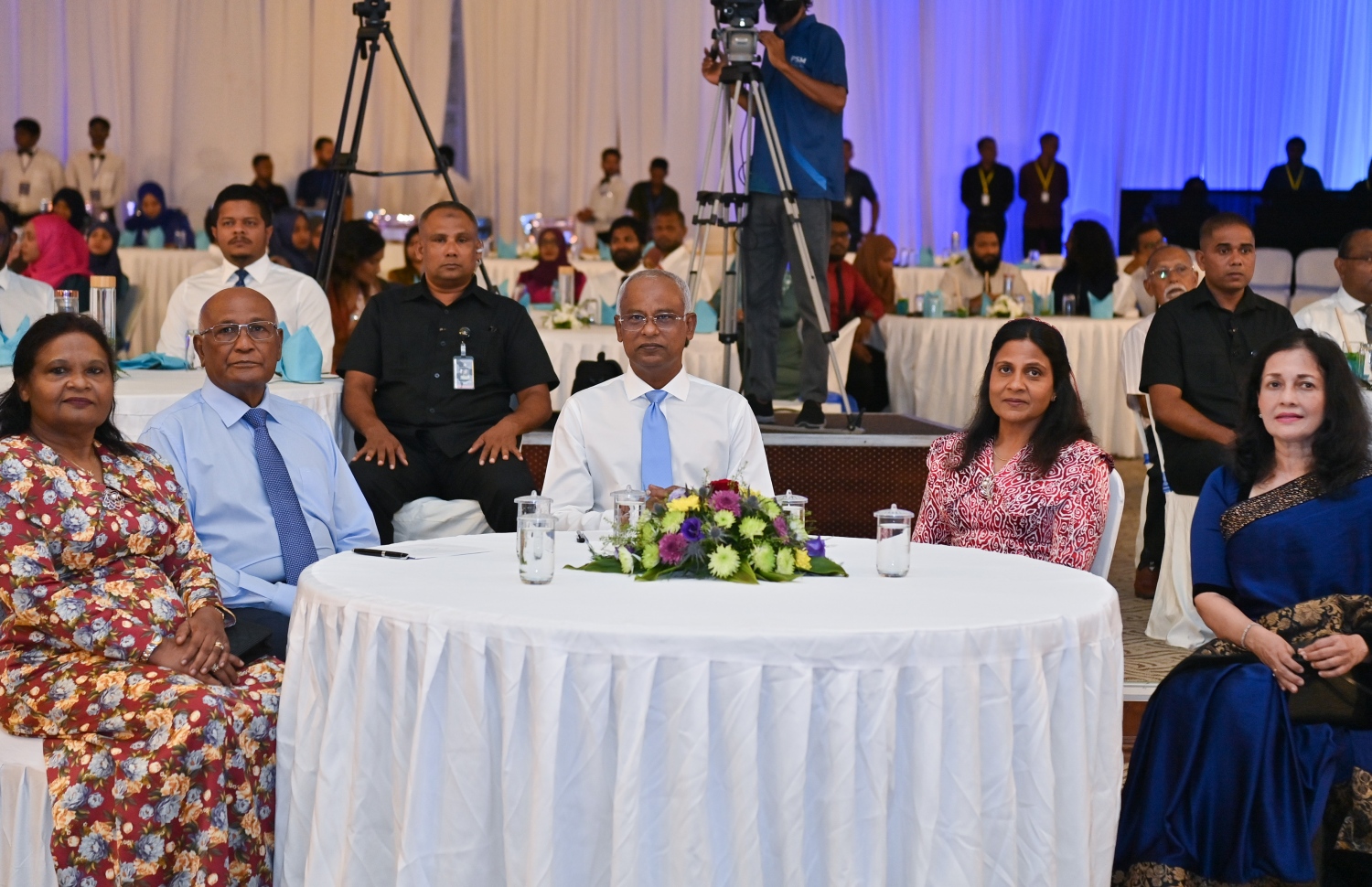ރޭ ބޭއްވި ރަސްމިއްޔާތުގައި ރައީސްގެ ދެކަނބަލުންނާއި ހެލްތު މިނިސްޓަރު އަހުމަދު ނަސީމް ބައިވެރިވެވަޑައިގަންވަނީ--- ފޮޓޯ/ ރައީސް އޮފީސް