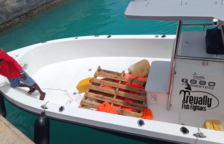 ކާށިދޫ ކަނޑުވި ދެ މީހުން ސަލާމަތްކަން ހޯދީ ޕެލެޓަކުން