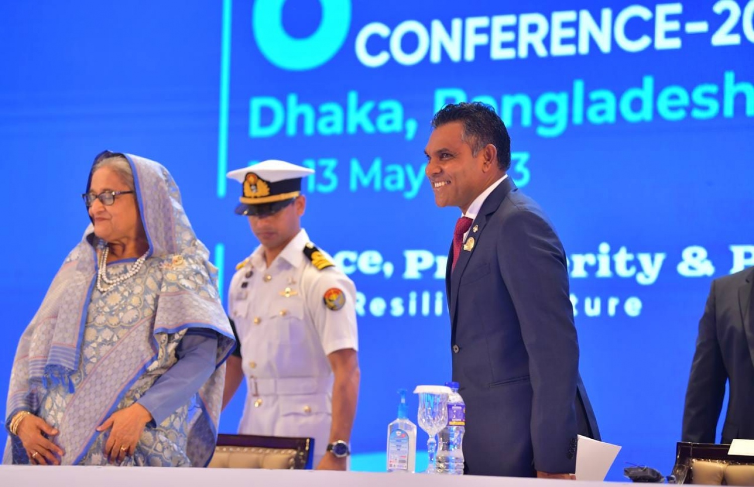 ބަންގްލަދޭޝްގައި މިހާރު ކުރިއަށްދާ އިންޑިއަން އޯޝަން ކޮންފަރެންސްގައި، ނައިބުރައީސް ފައިސަލް ނަސީމް އާއި ބަންގްލަދޭޝްގެ ބޮޑުވަޒީރު ޝޭހް ހަސީނާ --- ފޮޓޯ: ރައީސް އޮފީސް