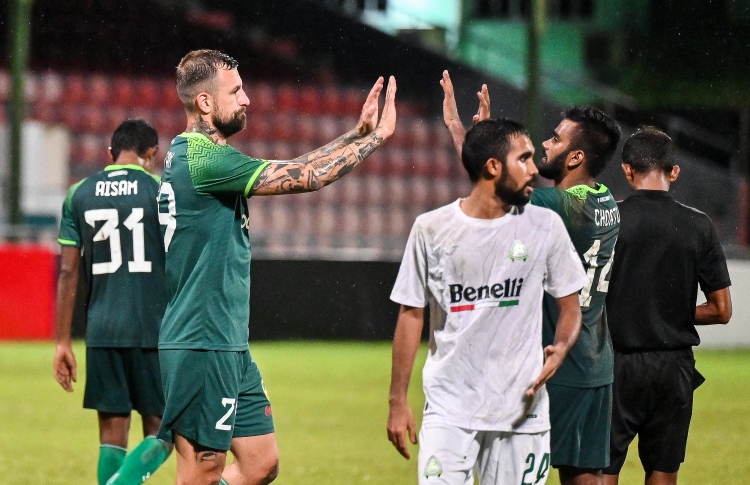 ގްރީން ސްޓްރީޓްސްގެ މައްޗަށް މާޒިޔާ އިން ފަސޭހަ މޮޅެއް