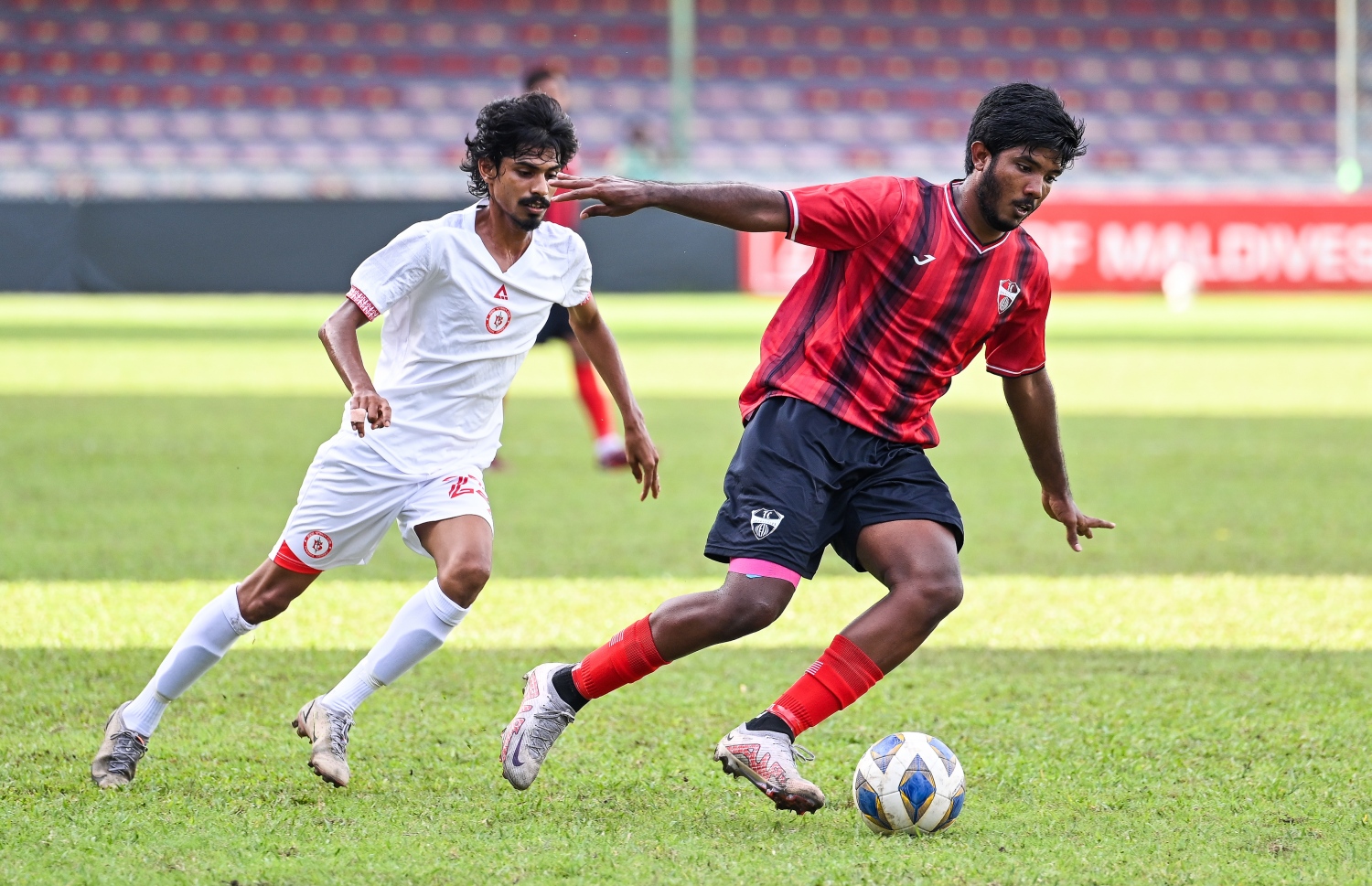 ޓީސީގެ ހައިސަމް (ކ) އަތުން ބޯޅަ ހޯދަން ބުރުގެ އަލީ ހަމްދާން (ވ) މަސައްކަތް ކުރަނީ.-- ފޮޓޯ: ފަޔާޒް މޫސާ/ މިހާރު