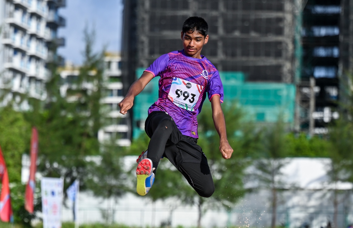 އެތްލެޓިކްސްގެ 17 އަހަރުން ދަށުގެ އުމުރު ފުރައިގެ، ފިރިހެން އެތްލީޓަކު ލޯންގް ޖަމްޕް ކުރަނީ: މި އަހަރު 47 ސްކޫލަކުން 1،495 އެތުލީޓުން ބައިވެރިވޭ.--- ފޮޓޯ: ފަޔާޒު މޫސާ | މިހާރު