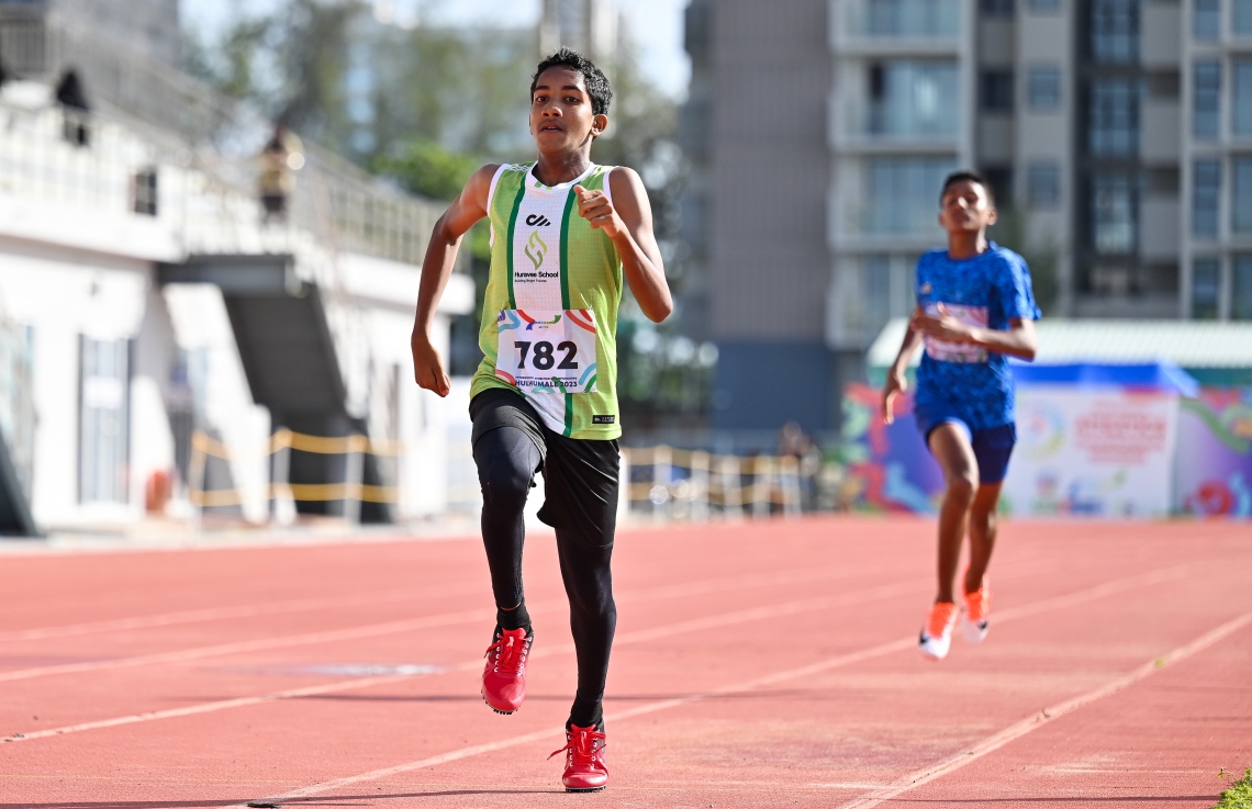 ރެހެންދި ސްކޫލްގެ އެތްލީޓަކު އިންޓަ ސްކޫލް އެތުލެޓިކްސް ޗެމްޕިއަންޝިޕްސްގެ 17 އަހަރުން ދަށުގެ 200 މީޓަރު ދުވުމުގައި ދުވަނީ.--- ފޮޓޯ: ފަޔާޒު މޫސާ | މިހާރު