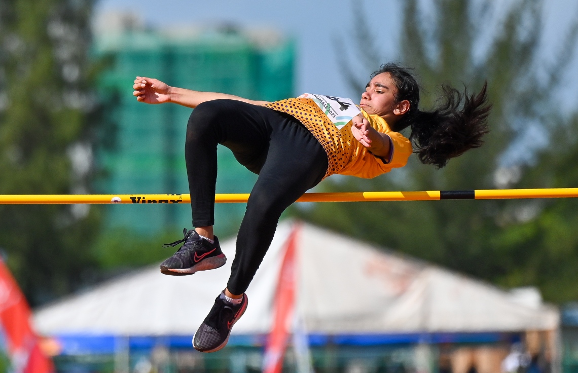 ބިލަބޮންގް ހައި އިންޓަނޭޝަނަލް ސްކޫލްގެ އެތްލީޓަކު އިންޓަ ސްކޫލް އެތުލެޓިކްސް ޗެމްޕިއަންޝިޕްސްގައި ހައި ޖަމްޕް ކުރަނީ.--- ފޮޓޯ: ފަޔާޒު މޫސާ | މިހާރު