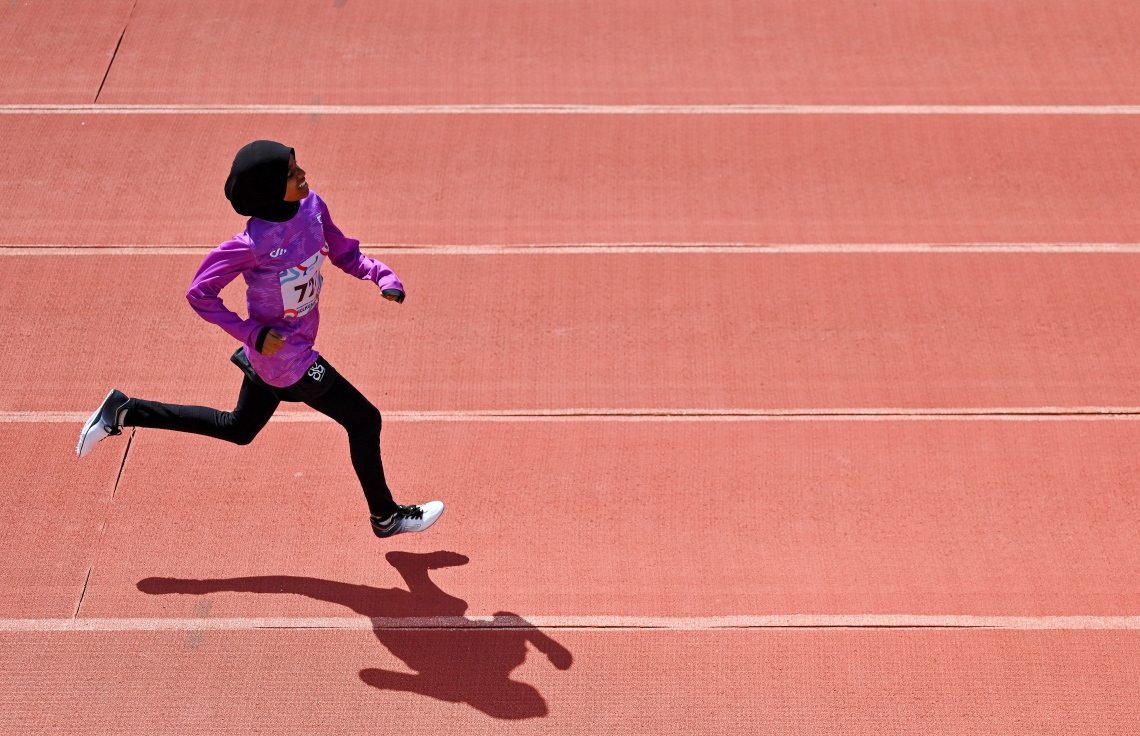 އެތްލެޓިކްސްގެ މުބާރާތުގައި 200 މީޓަރު ދުވުމުގައި އެތްލީޓަކު ދުވަނީ: އިންޓަ ސްކޫލް އެތުލެޓިކްސް ޗެމްޕިއަންޝިޕްސްގައި މި އަހަރު 47 ސްކޫލަކުން 1،495 އެތުލީޓުން ވާދަކުރޭ.--- ފޮޓޯ: ފަޔާޒު މޫސާ | މިހާރު