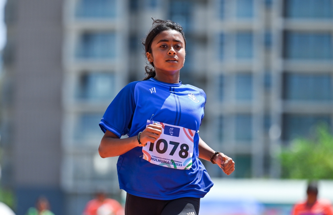 އެތްލެޓިކްސްގެ މުބާރާތުގައި 17 އަހަރުން ދަށުގެ 200 މީޓަރު ދުވުމުގައި ޖަމާލުއްދީން ސްކޫލްގެ ޒިވާ މޫސާ ދުވަނީ.--- ފޮޓޯ: ފަޔާޒު މޫސާ | މިހާރު