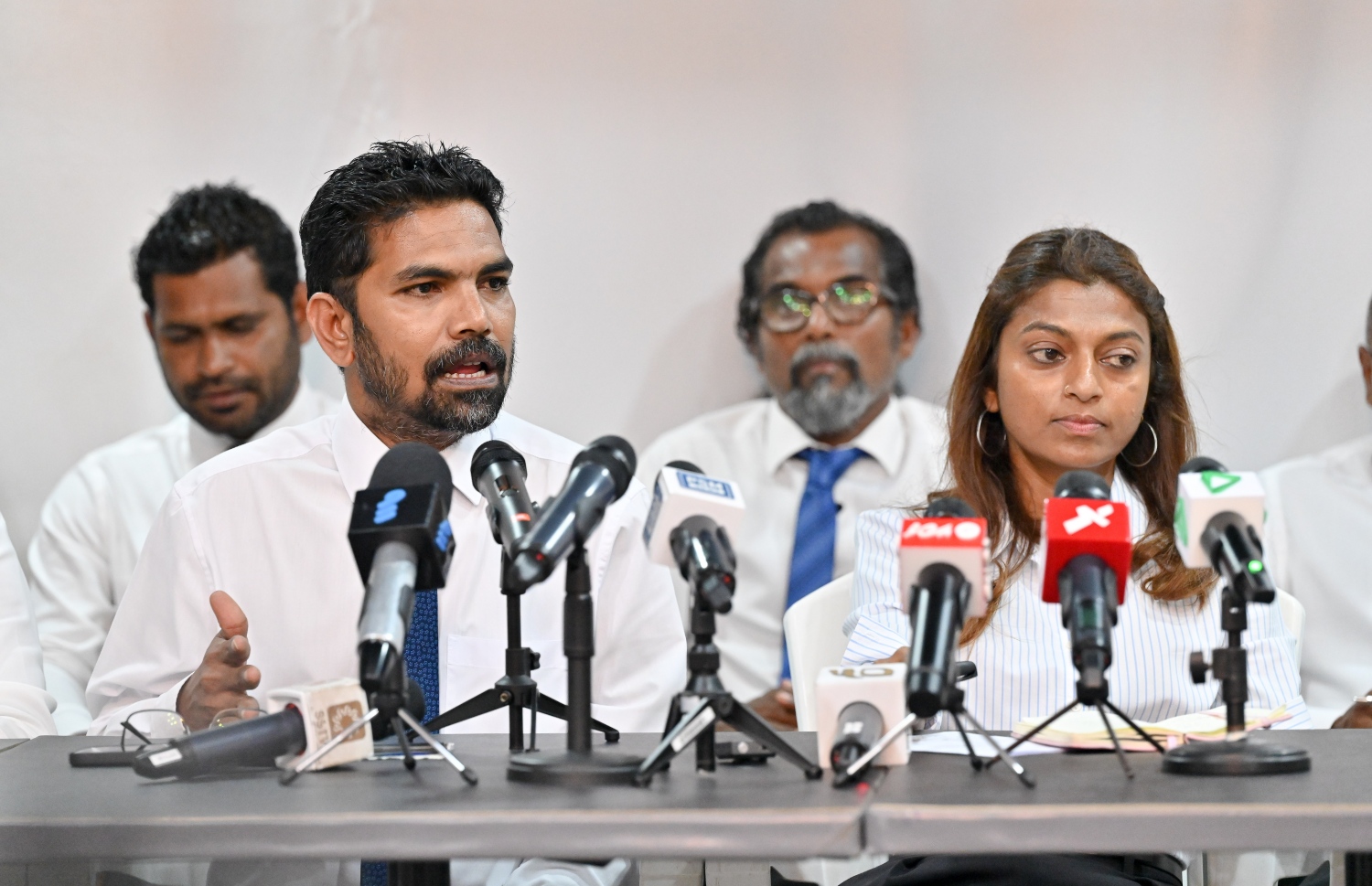 ފިކުރެއްގެ ދިރުމުން މިއަދު ބޭއްވި ނޫސްވެރިންގެ ބައްދަލުވުމުގައި ބައިވެރިވެވަޑައިގެންނެވި ބައެއް ބޭފުޅުން.---- މިހާރު ފޮޓޯ/ނިޝާން އަލީ