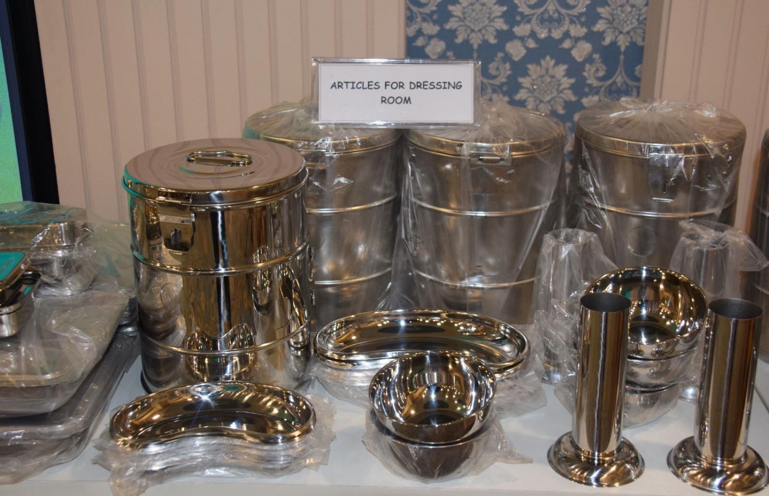 ހެލްތް މިނިސްޓްރީން މިއަދު ރަށްރަށަށް ހަދިޔާކުރި ސާޖަރީ ކުރުމަށް ބޭނުންކުރާ ބައެއް ސާމާނު.-- ފޮޓޯ: މިނިސްޓްރީ