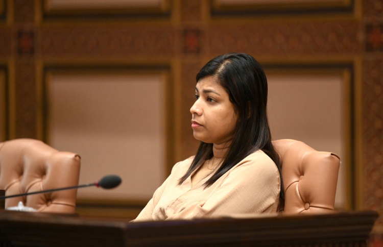 ރޮޒެއިނާ ތަޅުމުން ނުނިކުތް، ނަޝީދު ބެލީ ނެތް ކަމަށް!