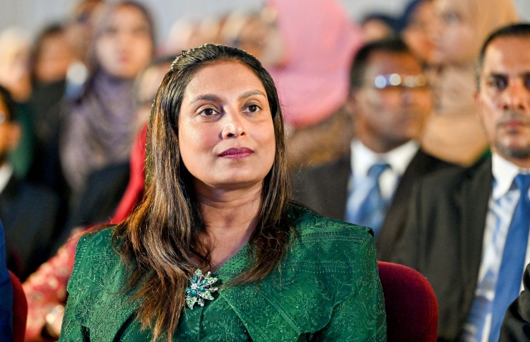 މޫނު ބުރުގާ އަޅައިގެން ކިޔަވާ ދެވޭގޮތަށް ހަދައިފި