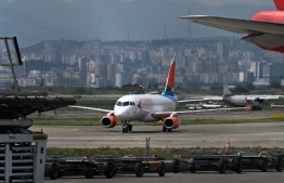 A picture taken on May 19, 2023 shows the passenger plane of Azimuth Airline, conducting the first direct flight from Moscow, arriving in Tbilisi. Last week, Russian President Vladimir Putin lifted a flight ban with Georgia, against which Russia fought a brief war in 2008. Putin has also introduced a 90-day visa-free regime for Georgian citizens, after Russia in 2019 banned air travel with the country in response to anti-Moscow rallies in Georgia. -- Photo: Vano Shlamov / AFP